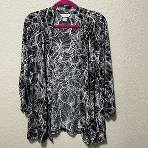 Christopher & Banks Women’s Black & White Floral Lightweight Sweater. Size P/XL.